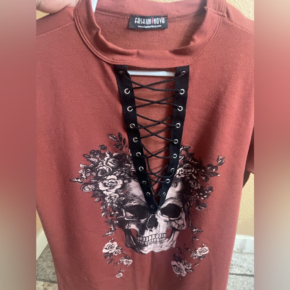 Skull & Roses t-shirt. Size medium. - Picture 3 of 3